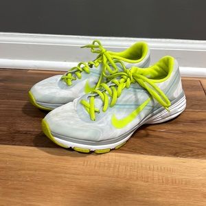 Nike Flywire tennis shoes size 6